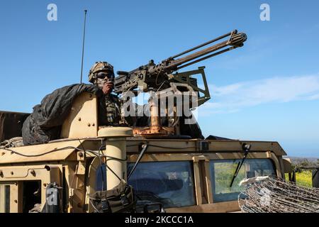 Les soldats de la police militaire de la 58th Compagnie de police militaire, 728th Bataillon de police militaire, 8th Brigade de police militaire ont effectué des tâches de sécurité et d'escorte pour des éléments de la 25th Division d'infanterie pendant l'exercice joint Pacific multinational Readiness Centre 23 (JPMRC-23) à la zone d'entraînement de Pohakuloa (PTA) à Big Island, Hawaï le 2 novembre 2022. Banque D'Images