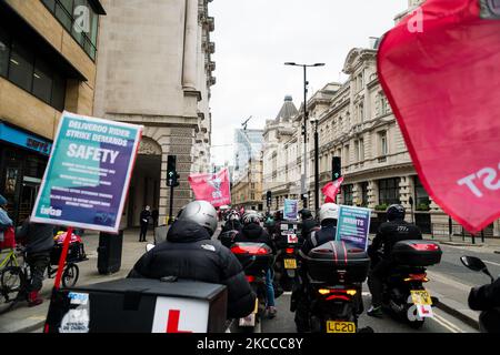 Les pilotes de Deliveroo se réunissent pour faire la démonstration de l'amélioration des conditions de travail, à Londres, en Grande-Bretagne, le 7 avril 2021. En mars, une enquête menée auprès de plus de 300 coursiers a montré qu’ils pouvaient gagner aussi peu que 2 000 par heure. Après que la nouvelle ait éclaté, plusieurs investisseurs institutionnels ont refusé de s'impliquer dans l'offre publique initiale de Deliveroos, certains citant le bilan des entreprises sur les droits des travailleurs comme une préoccupation importante. (Photo de Maciek Musialek/NurPhoto) Banque D'Images