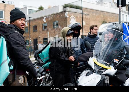 Les pilotes de Deliveroo se réunissent pour faire la démonstration de l'amélioration des conditions de travail, à Londres, en Grande-Bretagne, le 7 avril 2021. En mars, une enquête menée auprès de plus de 300 coursiers a montré qu’ils pouvaient gagner aussi peu que 2 000 par heure. Après que la nouvelle ait éclaté, plusieurs investisseurs institutionnels ont refusé de s'impliquer dans l'offre publique initiale de Deliveroos, certains citant le bilan des entreprises sur les droits des travailleurs comme une préoccupation importante. (Photo de Maciek Musialek/NurPhoto) Banque D'Images