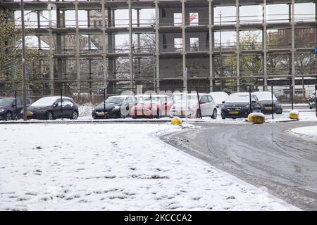 Voitures garées avec de la neige. Le troisième jour de la chute de neige inhabituelle d'avril aux pays-Bas, le pays réveille la neige couverte après une chute de neige intense du matin, un événement bizarre pour avril. Le 3rd jour de basses températures et de neige aux pays-Bas après le lundi de Pâques blanc avec une baisse significative de la température, atteignant le point de congélation selon l'agence météorologique néerlandaise KNMI faisant du lundi de Pâques l'un des jours les plus froids jamais avec des températures basses enregistrées. En plus de la neige, de la grêle et du vent de glace-froid à grande vitesse se sont produits. Le KNMI a émis un code jaune avertissement météo sayi Banque D'Images