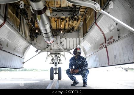 Aviation Ordnanceman vérifie le mécanisme de libération d'une torpille MK-54. Banque D'Images