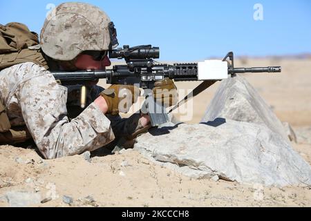 Un incendie Marine américain fait un tour de champ avec le système d'armes modulaires M4. Banque D'Images