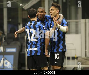 Lautaro Martinez (R) du FC Internazionale fête avec Stefano Sensi (L) et Ashley Young (C) après avoir marquant le deuxième but de son équipe lors de la série Un match entre le FC Internazionale et l'US Sassuolo au Stadio Giuseppe Meazza sur 07 avril 2021 à Milan, Italie. Les stades sportifs autour de l'Italie restent soumis à des restrictions strictes en raison de la pandémie du coronavirus, car les lois de distanciation sociale du gouvernement interdisent aux fans à l'intérieur des lieux, ce qui entraîne le jeu derrière des portes fermées. (Photo de Giuseppe Cottini/NurPhoto) Banque D'Images