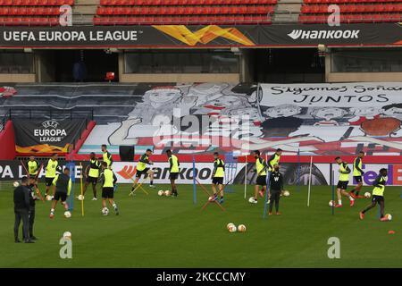 Les joueurs de Grenade CF pendant la session d'entraînement dans le stade Nuevo Los Carmenes avant le match de l'UEFA Europa League contre Manchester United à Grenade, Espagne, sur 07 avril 2021. (Photo par Álex Cámara/NurPhoto) Banque D'Images