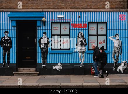 Les gens marchent à côté d'une fresque de l'artiste irlandais Emmalene Blake dans le centre-ville de Dublin pendant le niveau 5 COVID-19 LockDown. Le mercredi 7 avril 2021, à Dublin, Irlande. (Photo par Artur Widak/NurPhoto) Banque D'Images