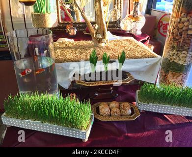 Exposition dans un magasin iranien pour les prochaines vacances de Nevruz à Toronto, Canada. Nevruz (Norooz, Nourooz, Newroz, Nowruz), qui signifie « nouveau jour », marque le premier jour du printemps, et est également célébré en Iran, Afghanistan, Azerbaïdjan, Albanie, Bashkortostan, Bahreïn, Géorgie, Turkménistan, Tadjikistan, Ouzbékistan, Kirghizistan et Kazakhstan, ainsi que parmi divers autres peuples iraniens et turcs du Kurdistan irakien, de la Syrie, du Liban, du Pakistan, de l'Inde, Le nord-ouest de la Chine, le Caucase, la Crimée et les Balkans. (Photo de Creative Touch Imaging Ltd./NurPhoto) Banque D'Images