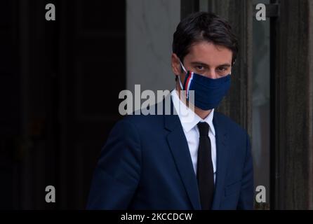 Le porte-parole du Gouvernement Gabriel Attal quitte le Palais de l'Elysée après le Conseil des Ministres pour aller dans la salle où la conférence de presse, largement consacrée aux communications sur les contagions de la COVID, à Paris, sur 8 avril 2021. (Photo par Andrea Savorani Neri/NurPhoto) Banque D'Images