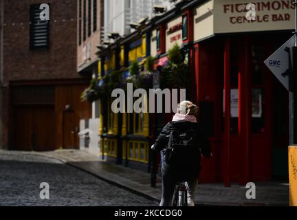 Une femme parcourt une rue vide à côté d'un pub fermé dans le Temple Bar de Dublin pendant le niveau 5 COVID-19 LockDown. Le jeudi 8 avril 2021, à Dublin, Irlande. (Photo par Artur Widak/NurPhoto) Banque D'Images