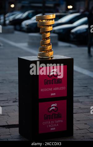 Giro d'Italia Trophée 'Trofeo senza Fine' arrive à l'Aquila lors de sa tournée en Italie le 8 avril 2021. Pour l'événement, le Duomo de l'Aquila est illuminé en rose. L'Aquila commencera l'étape 10 (l'Aquila-Foligno) sur 17 mai 2021. (Photo par Lorenzo Di Cola/NurPhoto) Banque D'Images