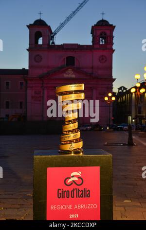 Giro d'Italia Trophée 'Trofeo senza Fine' arrive à l'Aquila lors de sa tournée en Italie le 8 avril 2021. Pour l'événement, le Duomo de l'Aquila est illuminé en rose. L'Aquila commencera l'étape 10 (l'Aquila-Foligno) sur 17 mai 2021. (Photo par Lorenzo Di Cola/NurPhoto) Banque D'Images