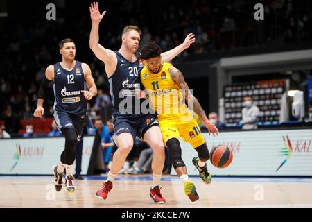 Tyler Dorsey (R) de Maccabi Playtika tel Aviv en action contre Andrey Zubkov (20) de Zenit St Petersbourg lors du match de basketball de l'Euroligue entre Zenit St Petersbourg et Maccabi Playtika tel Aviv sur 9 avril 2021 au Palais des sports de Yubileyny à Saint Petersbourg, Russie. (Photo de Mike Kireev/NurPhoto) Banque D'Images