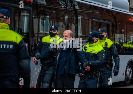 Les policiers ont arrêté les militants du XR qui, après plusieurs avertissements, ont refusé de partir, lors de l'action perturbatrice massive menée par la rébellion d'extinction, sur 9 avril à la Haye. (Photo par Romy Arroyo Fernandez/NurPhoto) Banque D'Images