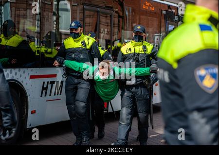 Les policiers ont arrêté les militants du XR qui, après plusieurs avertissements, ont refusé de partir, lors de l'action perturbatrice massive menée par la rébellion d'extinction, sur 9 avril à la Haye. (Photo par Romy Arroyo Fernandez/NurPhoto) Banque D'Images