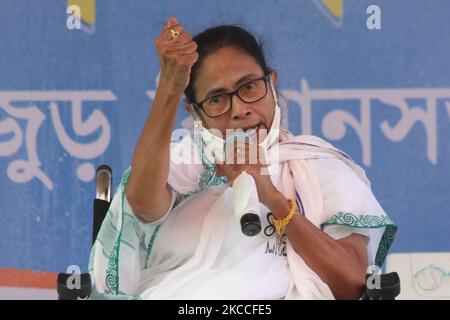 Tout l'Inde Trinamool Congress (TMC) Supremo et le ministre en chef du Bengale occidental Mamata Banerjee pendant la campagne électorale dans la circonscription de Domjur avant l'élection 2021 de l'Assemblée législative du Bengale occidental à Howrah, Bengale occidental sur 08 avril,2021. (Photo de Debajyoti Chakraborty/NurPhoto) Banque D'Images