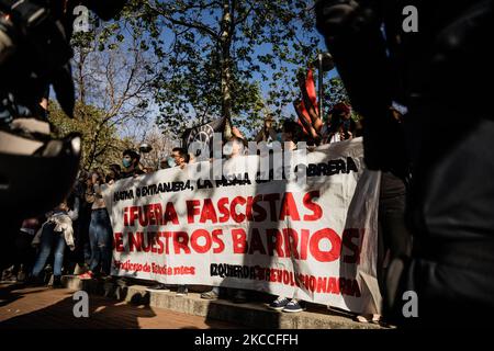 Le parti d'extrême-droite espagnol présente la liste électorale dans le quartier de la classe ouvrière de Vallecas, Madrid, Espagne sur 7 avril 2021. Les manifestants antifascistes tiennent une bannière qui lit ''les fascistes hors de nos quartiers.'' Cet acte a conduit à des affrontements entre les anti-fascistes et les électeurs de VOX et les chefs d'accusation de la police après que le chef du parti Santiago Abascal ait essayé de sauter le cordon de police et d'affronter les manifestants antifascistes. (Photo de Jon Imanol Reino/NurPhoto) Banque D'Images