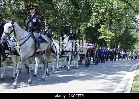Des membres de la vieille garde escortent un soldat tombé jusqu'au cimetière national d'Arlington, en Virginie. Banque D'Images