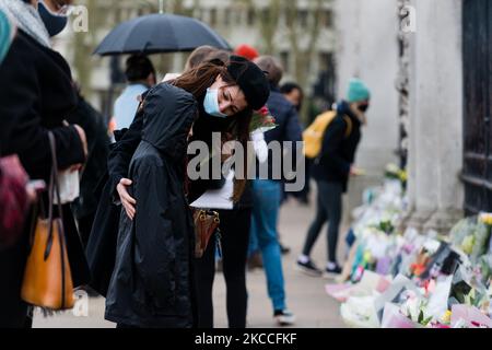 Les membres du public laissent un hommage floral au prince Philip, duc d'Édimbourg, devant le palais de Buckingham, à Londres, en Grande-Bretagne, le 10 avril 2021. La Reine a annoncé la mort de son mari bien-aimé, son Altesse Royale le prince Philip, duc d'Édimbourg. HRH passa paisiblement 9 avril au château de Windsor. (Photo de Maciek Musialek/NurPhoto) Banque D'Images