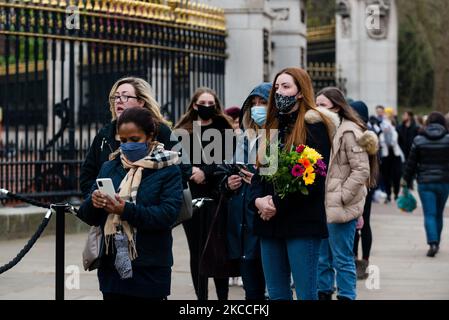 Les gens paient leurs respects à Londres, en Grande-Bretagne, le 10 avril 2021. La Reine a annoncé la mort de son mari bien-aimé, son Altesse Royale le prince Philip, duc d'Édimbourg. HRH passa paisiblement 9 avril au château de Windsor. (Photo de Maciek Musialek/NurPhoto) Banque D'Images