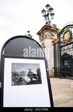 Les gens rendent hommage au prince Philip, duc d'Édimbourg, au palais de Buckingham, à Londres, au Royaume-Uni, sur 10 avril 2021. (Photo par Anna Stefani/NurPhoto) Banque D'Images