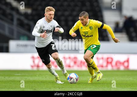 Kamil Jozwiak du comté de Derby et EMI Buendia de Norwich City lors du match de championnat Sky Bet entre le comté de Derby et Norwich City au Pride Park, Derby, Angleterre, le 10th avril 2021. (Photo de Jon Hobley/MI News/NurPhoto) Banque D'Images