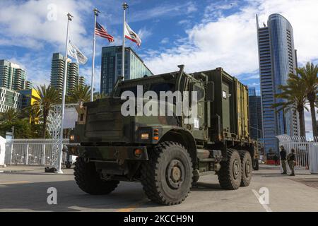 Un véhicule tactique de remplacement moyen avec 1st Marine Division, arrive à Broadway Pier dans le centre-ville de San Diego après avoir participé à un convoi de Camp Pendleton qui sera exposé pendant la Fleet week San Diego Foundation STEM Days, novembre 2. Fleet week est un événement de relations communautaires qui cherche à cultiver la relation entre la Marine et le corps des Marines avec le peuple américain et à présenter l'équipe de la Marine et du corps des Marines comme force expéditionnaire de l'Amérique en préparation. (É.-U. Photo du corps marin par Cpl. Joshua Brittenham) Banque D'Images