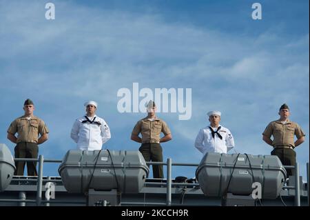 Les marins américains et les Marines prennent les rails à bord de l'USS Kearsarge. Banque D'Images