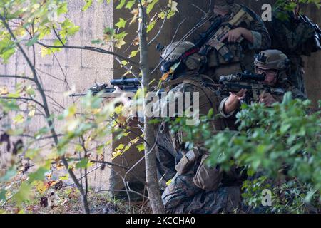 Marines des États-Unis avec la Force maritime à but spécial (MSPF), 26th Marine Expeditionary Unit (MEU), répétition de la couverture croisée et de la délimitation dans un environnement urbain formation au cours d'un élément de sécurité et d'un cours d'habilitation (SEEC) sur la base du corps maritime Camp Lejeune, Caroline du Nord, le 1 novembre 2022. Le SEEC fournit une stratégie de tir de combat avancée et une formation tactique de petite unité afin de fournir à la Force opérationnelle aérienne marine un élément capable de soutenir et de renforcer l'élément d'assaut du détachement de reconnaissance lorsqu'il est déployé. (É.-U. Photo du corps marin par lance Cpl. Rafael Brambila-Pelayo) Banque D'Images