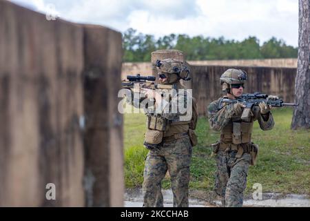 Marines des États-Unis avec la Force maritime à but spécial (MSPF), 26th Marine Expeditionary Unit (MEU), répétition de la couverture croisée et de la délimitation dans un environnement urbain formation au cours d'un élément de sécurité et d'un cours d'habilitation (SEEC) sur la base du corps maritime Camp Lejeune, Caroline du Nord, le 1 novembre 2022. Le SEEC fournit une stratégie de tir de combat avancée et une formation tactique de petite unité afin de fournir à la Force opérationnelle aérienne marine un élément capable de soutenir et de renforcer l'élément d'assaut du détachement de reconnaissance lorsqu'il est déployé. (É.-U. Photo du corps marin par lance Cpl. Rafael Brambila-Pelayo) Banque D'Images