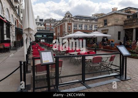 LONDRES, ROYAUME-UNI - 11 AVRIL 2021 : vue sur un espace salon extérieur à l'extérieur d'un restaurant de Covent Garden, les entreprises se prépare à ouvrir leurs locaux à leurs clients dès demain après avoir été fermé pendant plus de trois mois sous le confinement du coronavirus, le 11 avril 2021 à Londres, en Angleterre. À partir du lundi 12 avril, la prochaine étape de la levée des restrictions de verrouillage va de l'avant avec des pubs et des restaurants autorisés à servir de la nourriture et des boissons à l'extérieur, l'ouverture de magasins non essentiels, coiffeurs, salons de beauté et salles de gym en Angleterre. (Photo de Wiktor Szymanowicz/NurPhoto) Banque D'Images