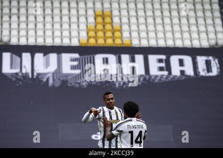 Le milieu de terrain de Juventus Weston McKennie (14) fête avec le défenseur de Juventus Alex Sandro (12) après avoir marquant son but du faire 3-1 pendant la série Un match de football n.30 JUVENTUS - GÊNES sur 11 avril 2021 au stade Allianz à Turin, Piémont, Italie. Résultat final: Juventus-Gênes 3-1. (Photo de Matteo Bottanelli/NurPhoto) Banque D'Images