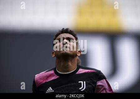 Le défenseur de Juventus Danilo (13) regarde pendant le match de football de la série A n.30 JUVENTUS - GÊNES sur 11 avril 2021 au stade Allianz à Turin, Piémont, Italie. Résultat final: Juventus-Gênes 3-1. (Photo de Matteo Bottanelli/NurPhoto) Banque D'Images