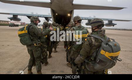 Les parachutistes espagnols embarquèrent dans un Hercules KC-130J. Banque D'Images