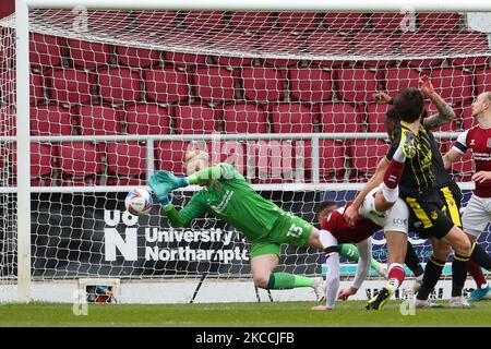 Jonathan Mitchell, gardien de la ville de Northampton, lors de la première moitié du match de la Sky Bet League 1 entre Northampton Town et Bristol Rovers au PTS Academy Stadium, Northampton on . (Photo de John Cripps/MI News/NurPhoto) Banque D'Images