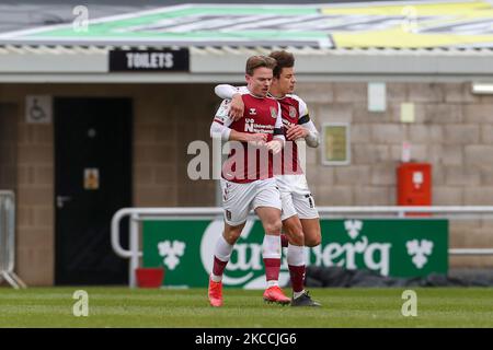 Sam Hoskins fête avec des coéquipiers après avoir obtenu le score de Northampton Town, et égalise pour amener le score à 1 - 1 contre Bristol Rovers, lors du match Sky Bet League 1 entre Northampton Town et Bristol Rovers au PTS Academy Stadium, Northampton on . (Photo de John Cripps/MI News/NurPhoto) Banque D'Images