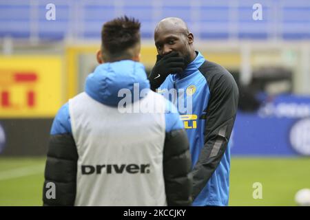 Lautaro Martinez du FC Internazionale (L) parler avec Romelu Lukaku (R) avant la série Un match entre le FC Internazionale et Cagliari Calcio au Stadio Giuseppe Meazza sur 11 avril 2021 à Milan, Italie. Les stades sportifs autour de l'Italie restent soumis à des restrictions strictes en raison de la pandémie du coronavirus, car les lois de distanciation sociale du gouvernement interdisent aux fans à l'intérieur des lieux, ce qui entraîne le jeu derrière des portes fermées. (Photo de Giuseppe Cottini/NurPhoto) Banque D'Images