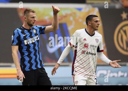 Milan Skriniar du FC Internazionale gestes pendant la série Un match entre le FC Internazionale et Cagliari Calcio au Stadio Giuseppe Meazza sur 11 avril 2021 à Milan, Italie. Les stades sportifs autour de l'Italie restent soumis à des restrictions strictes en raison de la pandémie du coronavirus, car les lois de distanciation sociale du gouvernement interdisent aux fans à l'intérieur des lieux, ce qui entraîne le jeu derrière des portes fermées. (Photo de Giuseppe Cottini/NurPhoto) Banque D'Images