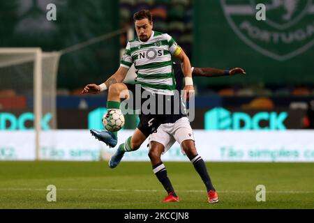 Sebastian Coates de Sporting CP (L) vies avec Anderson Oliveira de FC Famalicao pendant le match de football de la Ligue portugaise entre Sporting CP et FC Famalicao au stade José Alvalade à Lisbonne, Portugal sur 11 avril 2021. (Photo par Pedro Fiúza/NurPhoto) Banque D'Images