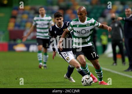 Joao Mario de Sporting CP (R ) vies avec Gil Dias de FC Famalicao pendant le match de football de la Ligue portugaise entre Sporting CP et FC Famalicao au stade José Alvalade à Lisbonne, Portugal sur 11 avril 2021. (Photo par Pedro Fiúza/NurPhoto) Banque D'Images