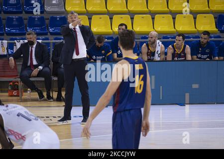 L'entraîneur Šar?nas Jasikevi?ius discutant avec Pau Gasol (16) de Barça pendant le match Barça vs Real Madrid de la ligue ACB sur 11 avril 2021, à Palau Blaugrana, Barcelone, Espagne. (Photo de Pau de la Calle/NurPhoto) Banque D'Images