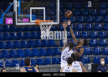 Brandon Davies (0) de Barça et Jeffery Taylor (44) du Real Madrid pendant le match Barça contre Real Madrid de la ligue ACB sur 11 avril 2021, à Palau Blaugrana, Barcelone, Espagne. (Photo de Pau de la Calle/NurPhoto) Banque D'Images