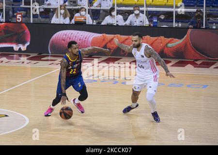 Cory Higgins (22) de Barça et Jeffery Taylor (44) du Real Madrid pendant le match Barça contre Real Madrid de la ligue ACB sur 11 avril 2021, à Palau Blaugrana, Barcelone, Espagne. (Photo de Pau de la Calle/NurPhoto) Banque D'Images