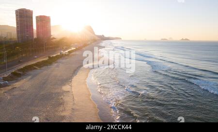 Vue aérienne du bord d'une plage vide, située dans le quartier de barra da tijuca, à l'ouest de la ville de Rio de Janeiro, Brésil, sur 11 avril 2021. Les autorités locales ont adopté des mesures de distance sociale, empêchant les baigneurs de rester sur la plage de la ville. (Photo par Allan Carvalho/NurPhoto) Banque D'Images