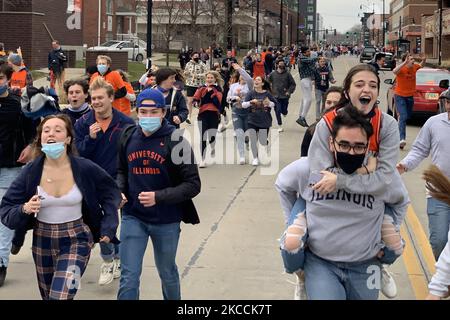 Les élèves de l'Illinois qui combattent les Illinis célèbrent à Campustown sur Green Street et à Alma Mater après avoir battu les Buckees de l'État de l'Ohio lors de la finale du tournoi Big Ten Champaign, Illinois, États-Unis, sur 14 mars 2021. (Photo de Patrick Gorski/NurPhoto) Banque D'Images