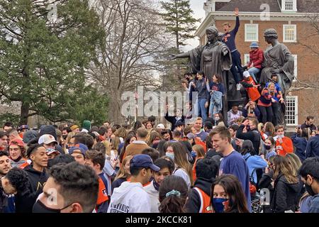 Les élèves de l'Illinois qui combattent les Illinis célèbrent à Campustown sur Green Street et à Alma Mater après avoir battu les Buckees de l'État de l'Ohio lors de la finale du tournoi Big Ten Champaign, Illinois, États-Unis, sur 14 mars 2021. (Photo de Patrick Gorski/NurPhoto) Banque D'Images