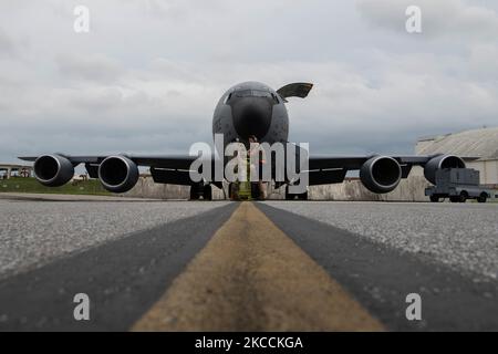 U.S. Air Force Airman 1st classe Olivia Duque, à gauche, et le premier Airman Marshall Haynes, à droite, 718th avions de maintenance des aéronefs les agents de maintenance électrique et environnementale, se préparent pour un démarrage du moteur KC-135 Stratotanker à la base aérienne de Kadena, au Japon, le 2 novembre 2022. La mission de l’AMM de 718 est de fournir des avions de ravitaillement, de commandement et de contrôle prêts au combat, des avions de recherche et de sauvetage au combat, des personnes et du matériel pour combattre et gagner contre tout adversaire. (É.-U. Photo de la Force aérienne par Airman 1st classe Tylir Meyer) Banque D'Images