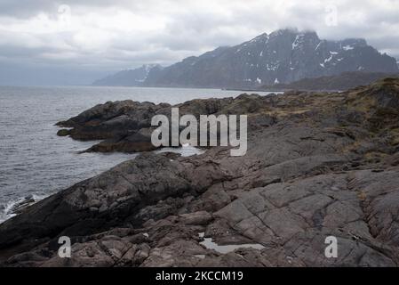 Côte près de Nesland qui est un petit village de pêcheurs pittoresque sur l'archipel des Lofoten dans le comté de Nordland en Norvège. Banque D'Images