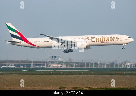 Emirates Boeing 777-300ER avions vu tôt le matin voler sur l'approche finale pour l'atterrissage à l'aéroport international ECAM d'Amsterdam Schiphol AMS. L'avion large Boeing 777 est immatriculé A6-EGN et est équipé de 2x moteurs à jet GE. EK exploite la plus grande flotte d'Airbus A380 et de Boeing 777 au monde. Emirates est la plus grande compagnie aérienne et porte-drapeau des Émirats arabes Unis, est basé à l'aéroport international DXB de Dubaï. Le nombre de passagers de l'aviation mondiale a diminué en raison des restrictions de voyage, des mesures de sécurité telles que le verrouillage, la quarantaine et Banque D'Images