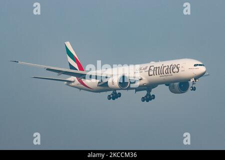 Emirates Boeing 777-300ER avions vu tôt le matin voler sur l'approche finale pour l'atterrissage à l'aéroport international ECAM d'Amsterdam Schiphol AMS. L'avion large Boeing 777 est immatriculé A6-EGN et est équipé de 2x moteurs à jet GE. EK exploite la plus grande flotte d'Airbus A380 et de Boeing 777 au monde. Emirates est la plus grande compagnie aérienne et porte-drapeau des Émirats arabes Unis, est basé à l'aéroport international DXB de Dubaï. Le nombre de passagers de l'aviation mondiale a diminué en raison des restrictions de voyage, des mesures de sécurité telles que le verrouillage, la quarantaine et Banque D'Images