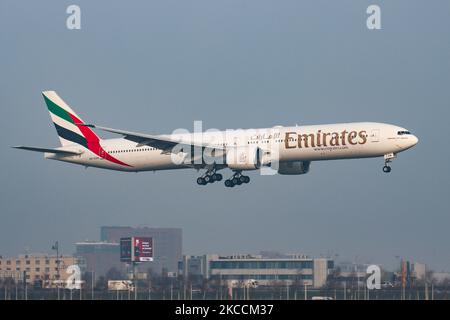 Emirates Boeing 777-300ER avions vu tôt le matin voler sur l'approche finale pour l'atterrissage à l'aéroport international ECAM d'Amsterdam Schiphol AMS. L'avion large Boeing 777 est immatriculé A6-EGN et est équipé de 2x moteurs à jet GE. EK exploite la plus grande flotte d'Airbus A380 et de Boeing 777 au monde. Emirates est la plus grande compagnie aérienne et porte-drapeau des Émirats arabes Unis, est basé à l'aéroport international DXB de Dubaï. Le nombre de passagers de l'aviation mondiale a diminué en raison des restrictions de voyage, des mesures de sécurité telles que le verrouillage, la quarantaine et Banque D'Images