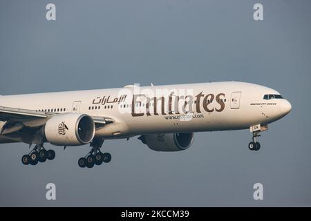 Emirates Boeing 777-300ER avions vu tôt le matin voler sur l'approche finale pour l'atterrissage à l'aéroport international ECAM d'Amsterdam Schiphol AMS. L'avion large Boeing 777 est immatriculé A6-EGN et est équipé de 2x moteurs à jet GE. EK exploite la plus grande flotte d'Airbus A380 et de Boeing 777 au monde. Emirates est la plus grande compagnie aérienne et porte-drapeau des Émirats arabes Unis, est basé à l'aéroport international DXB de Dubaï. Le nombre de passagers de l'aviation mondiale a diminué en raison des restrictions de voyage, des mesures de sécurité telles que le verrouillage, la quarantaine et Banque D'Images